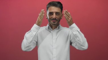 Beyaz düğmeli gömlekli, sakallı genç İspanyol adam stüdyoda iki elini de kaldırdı. Sürpriz!.