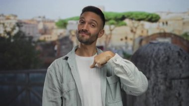 Antik Roma harabelerinin önünde kendini gösteren İspanyol asıllı genç bir adam, İtalyan tarihi bağlamında gurur ya da kendini tanıtmayı öneriyor..