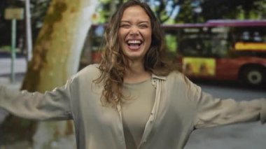 Dışarıdan otobüsle geçen bir kadın, neşeli ve özgün bir anı yakalıyor..