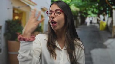 Kadın, kırmızı gözlük takmış, dudaklarına yakın dudaklarla öpüşüyor, sevgi dolu bir ilişki kuruyor..