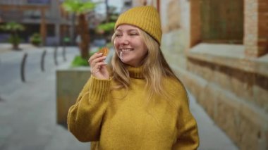 Kurabiyelerden hoşlanan bir kadın, bir kış günü, sıcacık sarı bir elbiseyle şehrin caddesinde gülümserken..
