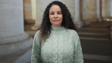 Kadınlar kilisede süveter örerek, hissiyatla, maneviyatla, mimariyle ve kişisel deneyimleriyle şaşkınlıklarını dışa vururlar..