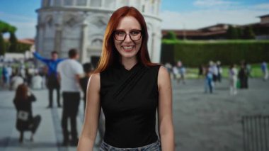 Gülümseyen kadın arka planda sidik kulesiyle elini uzatıyor İtalya 'da ziyaretçiler tarafından çevrelenmiş durumda..