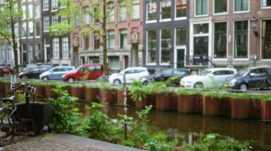 Arabalarla ve geleneksel binalarla kaplanmış Ambu Kanalı 'nın bulanık görüntüsü, dağıtılmış kentsel yaşamı ve ilkbaharda pitoresk mimariyi gözler önüne seriyor.