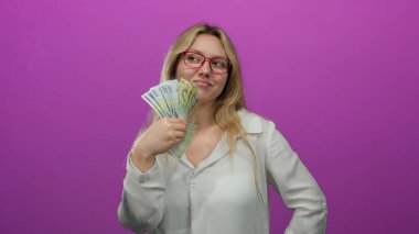 Romanyalı banknotları olan bir kadın canlı pembe bir arka plana güvenle gülümsüyor, renkli para birimiyle izole bir ortamda finans ve zenginlik sergiliyor..