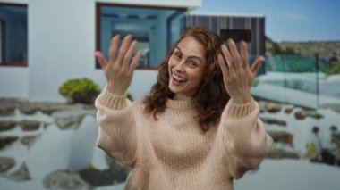 Neşeli sokak arka planında gülümseyen bir kadın daveti ya da arkadaşlığı öneriyor..