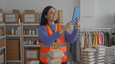 Bağış merkezinde gönüllü olarak çalışan bir kadın organize oda ortamında gönüllü olarak gönüllü olarak toplanıyor.