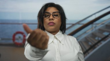 Okyanus zeminli lüks bir yolcu gemisine davetiye gönderen bir kadın.