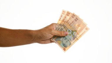 İzole edilmiş beyaz bir arkaplan üzerinde birden fazla Romen leu banknotunun tutulması, Romanya 'da para, finans veya ödeme kavramını ortaya koyuyor.