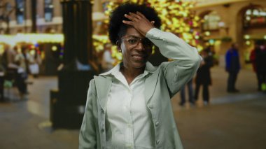 Şehrin hareketli caddesinde kadın el ele tutuşmuş, açık havada şaşırmış görünüyor..