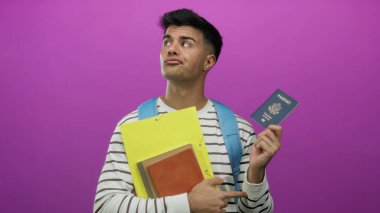 Çizgili gömlekli genç adam bize pasaport ve dokümanlar veriyor. Canlı pembe arka plan, seyahat ya da kimlik teması öneriyor. Meraklı ve düşünceli bir ifade sergiliyor..