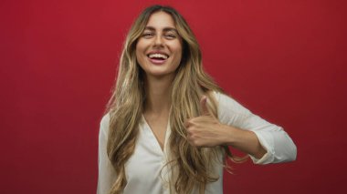 Stüdyoda baş parmağını gösteren bir kadın..