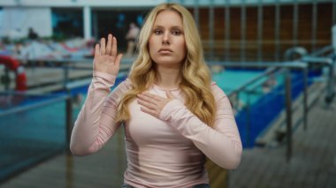 Gezgin gemisinde, sarı saçlı, bağlılık yemini eden, arka planda bilardo oynayan, samimiyetini ve güvenini ifade eden bir kadın..