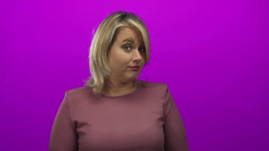 Leylak rengi bluz giyen, saçları çerçeveli genç bir kadın başını eğiyor ve stüdyoda kaşlarını kaldırıyor; şüphecilik.