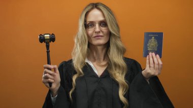 Elinde Kanada pasaportu ve turuncu arka planda tokmak tutan siyah cüppeli kadın yargıç, hukuk ve göçmenlik otoritesini simgeliyor..