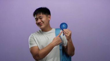 Mavi sırt çantasıyla gülümseyen genç bir adam ve mor duvara karşı birincilik madalyası, başarı ve öğrenci başarısını gösteriyor.