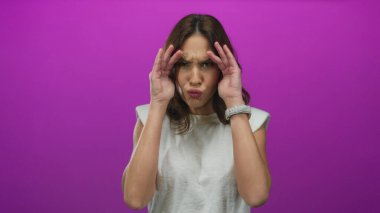 Genç İspanyol kadın neşe ve neşe ifade eden, pembe arka plana karşı neşeli bir şekilde gözlerini kapatıyor..