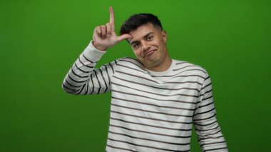 Çizgili gömlekli adam canlı yeşil arka plana karşı hareketli, neşeli ifade ve duygu tasvir eden, erkek, genç, yalnız, izole edilmiş, yetişkin.