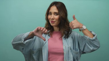 Değişik iletişim ve ruh hali kavramları sergileyen, canlı yeşil bir arka plana karşı karışık duygular besleyen bir kadın..