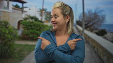 Mavi ceketli, gülümseyen kadın caddede her iki tarafı da işaret ediyor. Seçiminiz çok düşünceli..