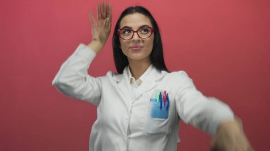 Canlı kırmızı arkaplan karşısında laboratuvar üniformasıyla kutlama yapan kadın, bilimsel başarıyı ve neşeli enerjiyi eğlenceli ve dinamik bir ortamda sembolize eder..