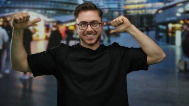 Sakallı genç bir adam, kentin hareketli bir caddesinde kendini göstererek, şehir modasını ve özgüvenini vurguluyor..