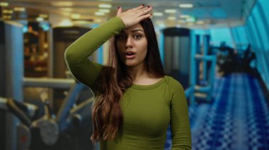 Bir yolcu gemisinde genç bir kadın, el ele tutuşarak modern iç plan karşısında şaşkınlığını dile getiriyor. Beklenmedik keşifler ya da farkındalık...