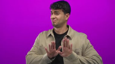 Erkekler arka plana doğru el kaldırır. Mor işaretler takmış genç İspanyol erkek reddedilmeyi durdurmak için..