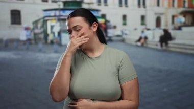 Şehir ortamında gülümseyen bir kadın, canlı bir sokak geçmişiyle samimi bir anı yakalıyor..