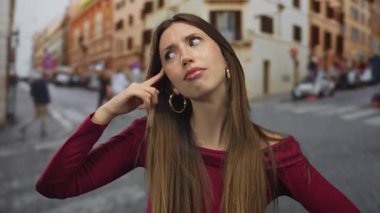 Yoğun şehir caddesinde, yoğun trafiğin ortasında bordo giyen kadın kafa kafaya gidiyor..