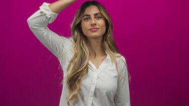 Stüdyoda kadın gözleri kapatır; utangaçlık mahremiyeti.