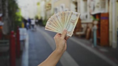 Birleşik Arap Emirlikleri 'nin el ele tutuşması Dirham Dirham' ı açık havada canlı bir şehir caddesinde, hareketlilik ve kentsel erkek varlığı gösteriyor..