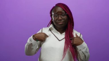 Örgülü bir kadın, kendini mor bir arkaplan üzerinde belirterek etkileyici jestler ve gözlüklerle, şaşkınlık ve merakını dile getiriyor..