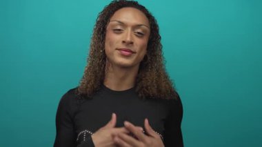 Kadın parmağını ileri uzattı ve hafifçe tepe duvarına doğru gülümsedi..