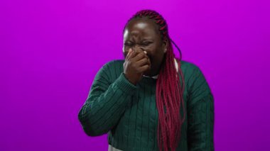 Kadın ağızdan ağıza gülüyor, Afro-Amerikan kadın canlı pembe bir arka plana karşı, neşe ve duyguyu renkli ve neşeli bir ortamda taşıyor..