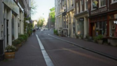 Avrupa 'nın sakin bir caddesinin bulanık görüntüsü, ilginç dükkanlarla dolu, şehir hayatının özünü ve mimari çekiciliğini yumuşak odak noktasında yakalıyor..