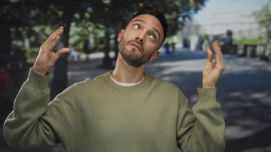 Şehir dışında bir sokakta el kol hareketi yapan İspanyol genç bir adam, ifade ve etkileşim iletiyor..