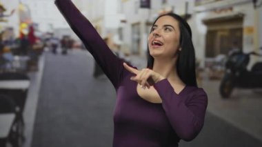 Canlı bir sokak ortamında, canlı bir atmosferi olan bir kadın şehir yaşam tarzını ve heyecanını işaret ediyor..