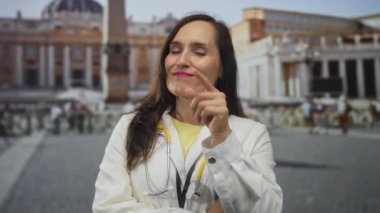 Steteskoplu, üniformalı genç İspanyol kadın doktor Vatikan St. Peter Meydanı 'nda güvenle dikiliyor..