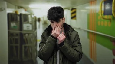 Bir yolcu teknesinde elini sıkan genç İspanyol bir adam soğuk ve loş bir koridorda iç gözlem hissini aktarıyor..