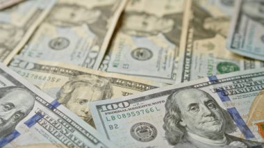 Birleşik Devletlerin çeşitli banknotları birbirine çok yakın bir şekilde dağılmış..