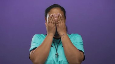 Üniforma giyen ve ıslık çalan kadın hakem stüdyoda elleri mor duvara dönük, sürpriz..