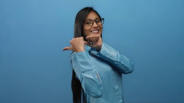 Tarz sahibi mavi kıyafetli, dinamik bir ifade sergileyen bir kadın.