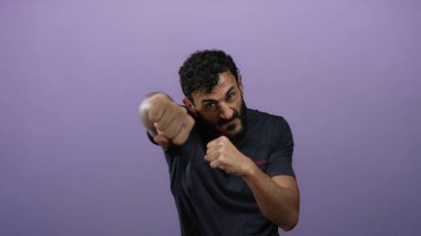 Mor bir arka plana karşı savaşan sakallı İspanyol bir adam tarafsız bir ortamda kendine güven ve güç gösteriyor..