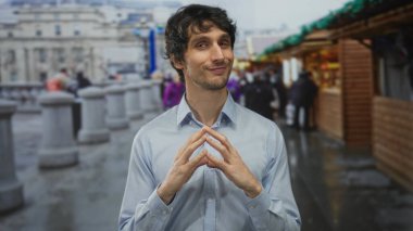 Gündüzleri hareketli sokak market tezgahlarını incelerken insan parmaklarını kule gibi ütülüyor; güven stratejisi.