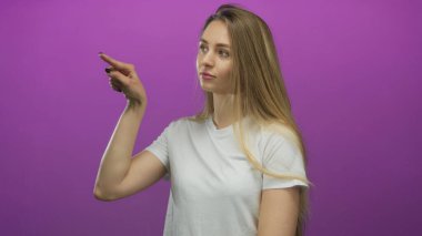 İzole edilmiş mor arka planda kendine güvenen genç bir kadın beyaz gömlek giyiyor..