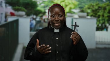 Dini kıyafetlerle inançlarını ifade ederek şehir arka planında ve şehir ortamında karşıdan karşıya geçen kadın vaiz..