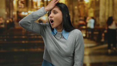 Kilisenin iç kısımlarındaki Latin kökenli genç bir kadın belli belirsiz bir atmosferdeki jestlerle duygularını ifade ediyor. Kültürel ve kişisel hikaye anlatma unsurlarını sergiliyor..