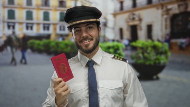 Kentsel bir sokak ortamında Meksika pasaportu taşıyan üniformalı genç bir adam, arka planda Avrupalı mimari ve sıradan yayalarla sıcak bir ifade sergiliyor..