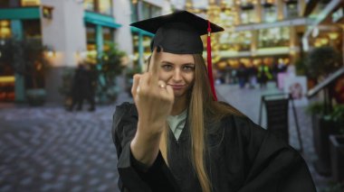 Yoğun bir şehir caddesinde kep ve cüppeyle mezun olmuş genç bir kadın şehir manzarasının ortasında neşeli bir ifade sergiliyor. Kutlamayı modern şehir hayatıyla harmanlıyor..